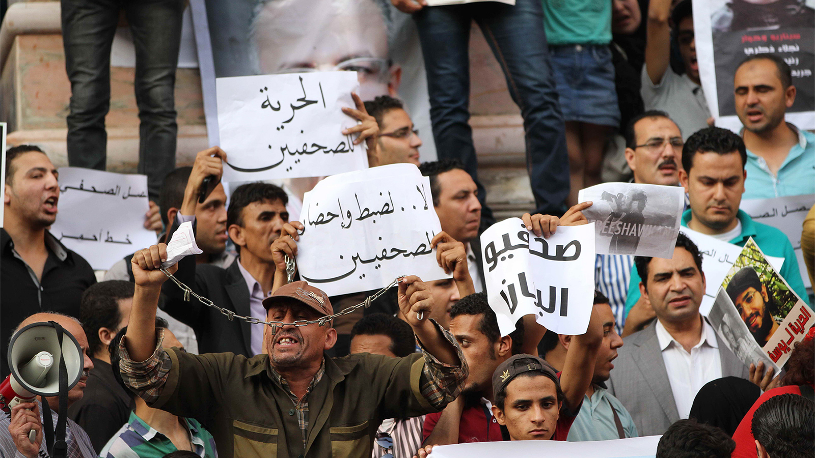 مظاهرة سابقة لصحفيين أمام نقابتهم للمطالبة بالإفراج عن زملائهم المعتقلين (الجزيرة)
