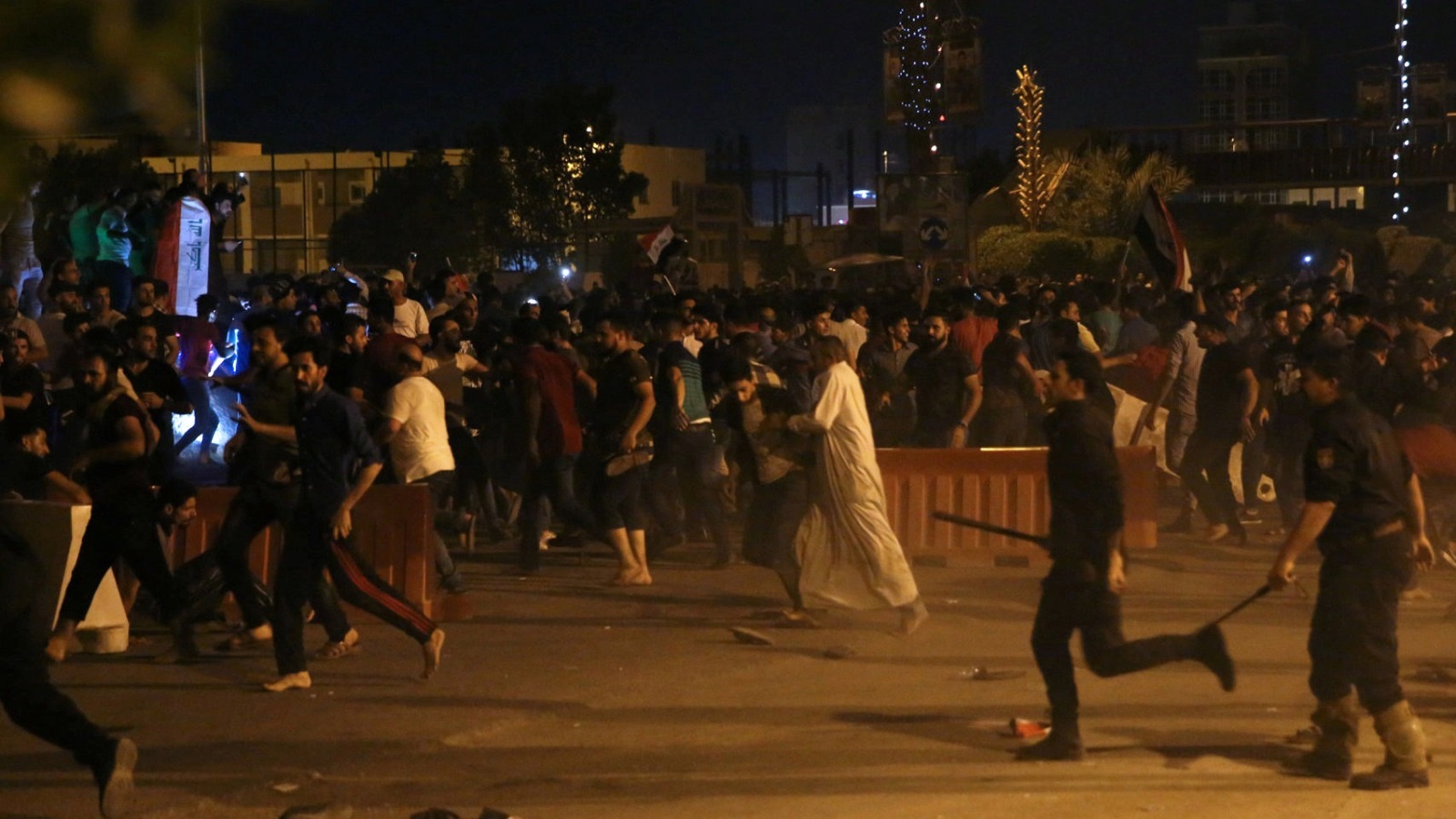   كربلاء شهدت مواجهات بين المحتجين وقوات الأمن(رويترز)