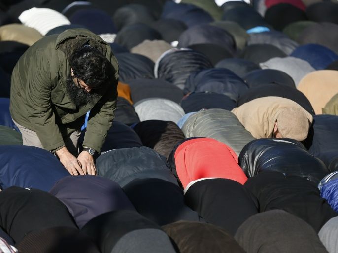 Muslim demonstrators pray during a protest against the publication of cartoons depicting the Prophet Mohammad in French satirical weekly Charlie Hebdo, near Downing Street in central London February 8, 2015. REUTERS/Stefan Wermuth (BRITAIN - Tags: POLITICS CIVIL UNREST RELIGION)