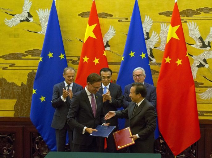 BEIJING, CHINA - JULY 16: European Council President Donald Tusk, Chinese Premier Li Keqiang and European Commission President Jean-Claude Juncker applaud as Chinese and European officials exchange documents at a signing ceremony during a joint press conference at the Great Hall of the People on July 16, 2018 in Beijing, China. (Photo by Ng Han Guan - Pool/Getty Images)