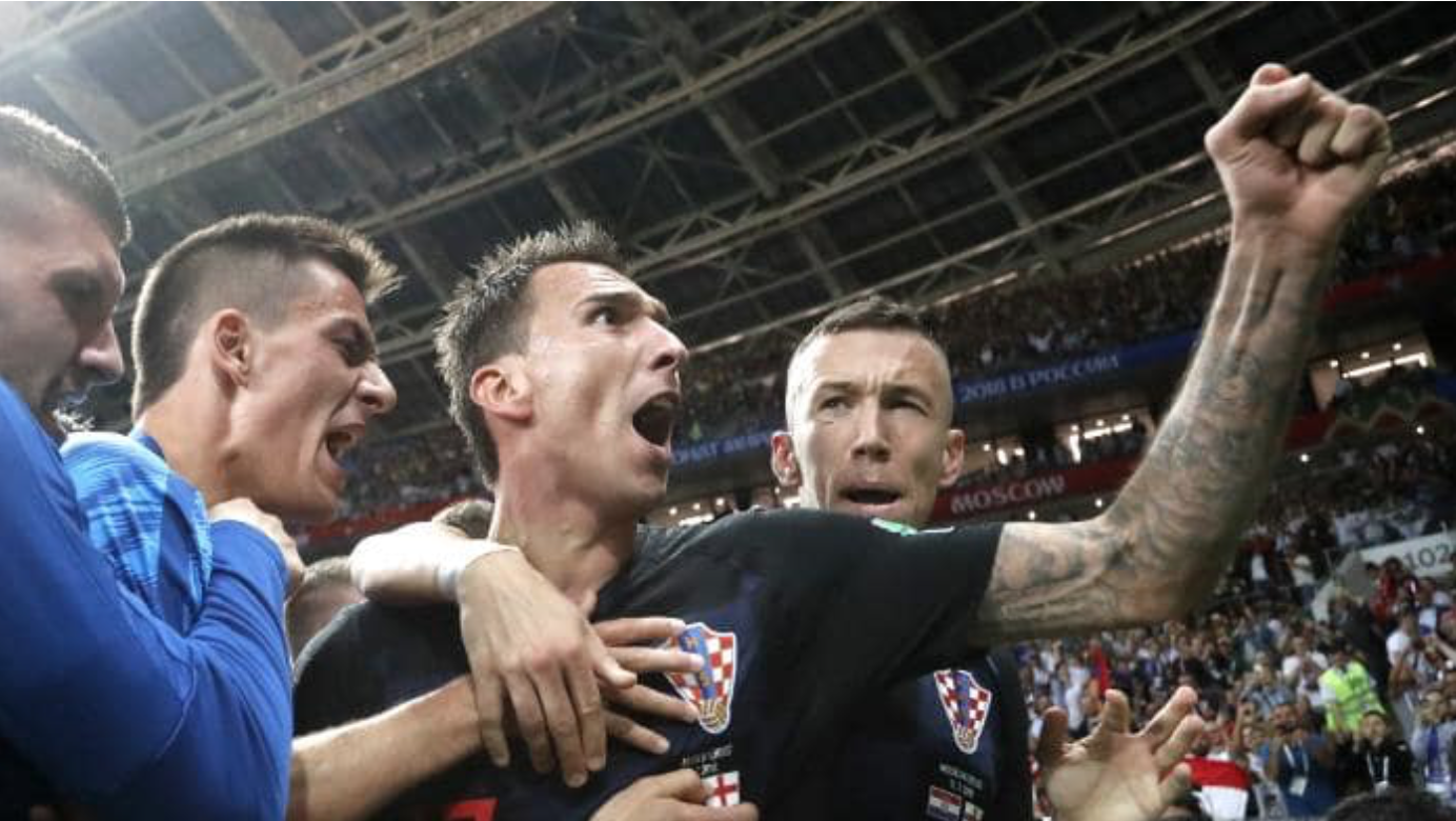 
ماندزوكيتش يحتفل بهدف الفوز على إنجلترا والتأهل للنهائي (رويترز)
