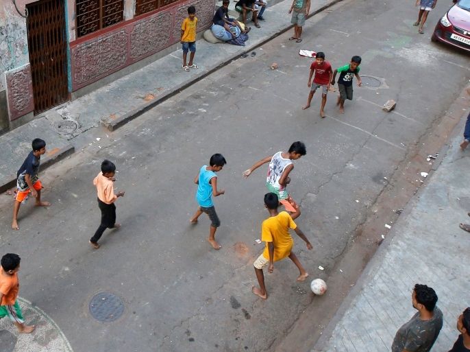 Boys play soccer barefoot in a residential area in Kolkata, India, May 12, 2018. REUTERS/Rupak De Chowdhuri SEARCH