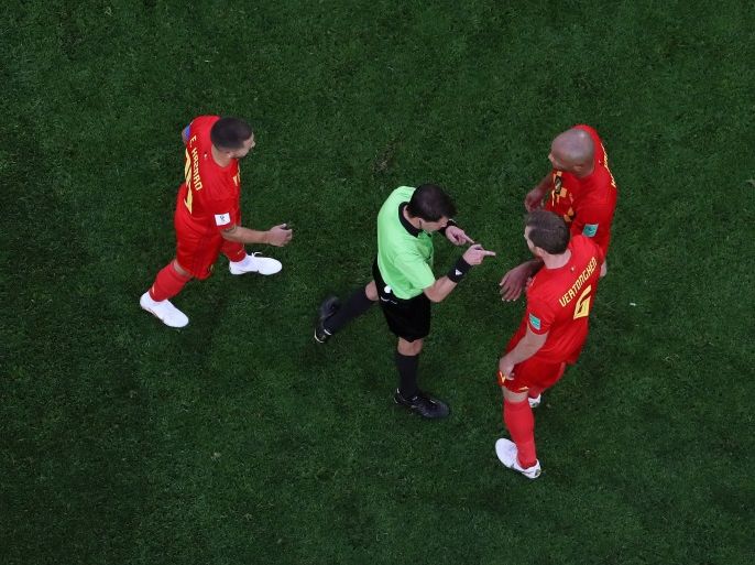SAINT PETERSBURG, RUSSIA - JULY 10: Referee Andres Cunha talks to Vincent Kompany and Jan Vertonghen of Belgium during the 2018 FIFA World Cup Russia Semi Final match between Belgium and France at Saint Petersburg Stadium on July 10, 2018 in Saint Petersburg, Russia. (Photo by Kevin C. Cox/Getty Images)