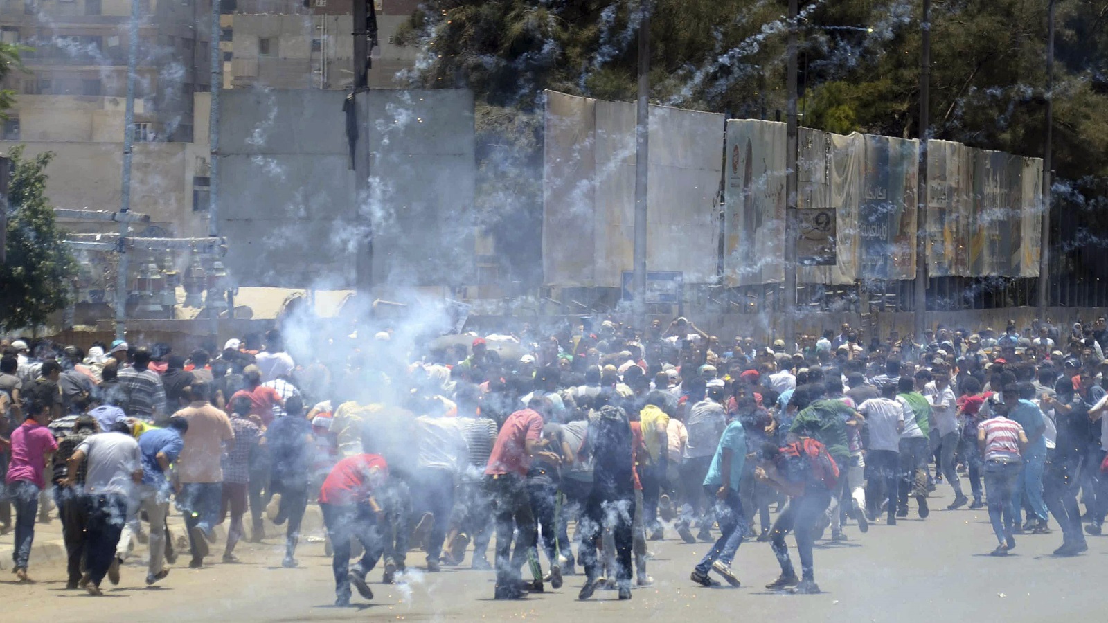 قمع متظاهرين في مصر (رويترز)