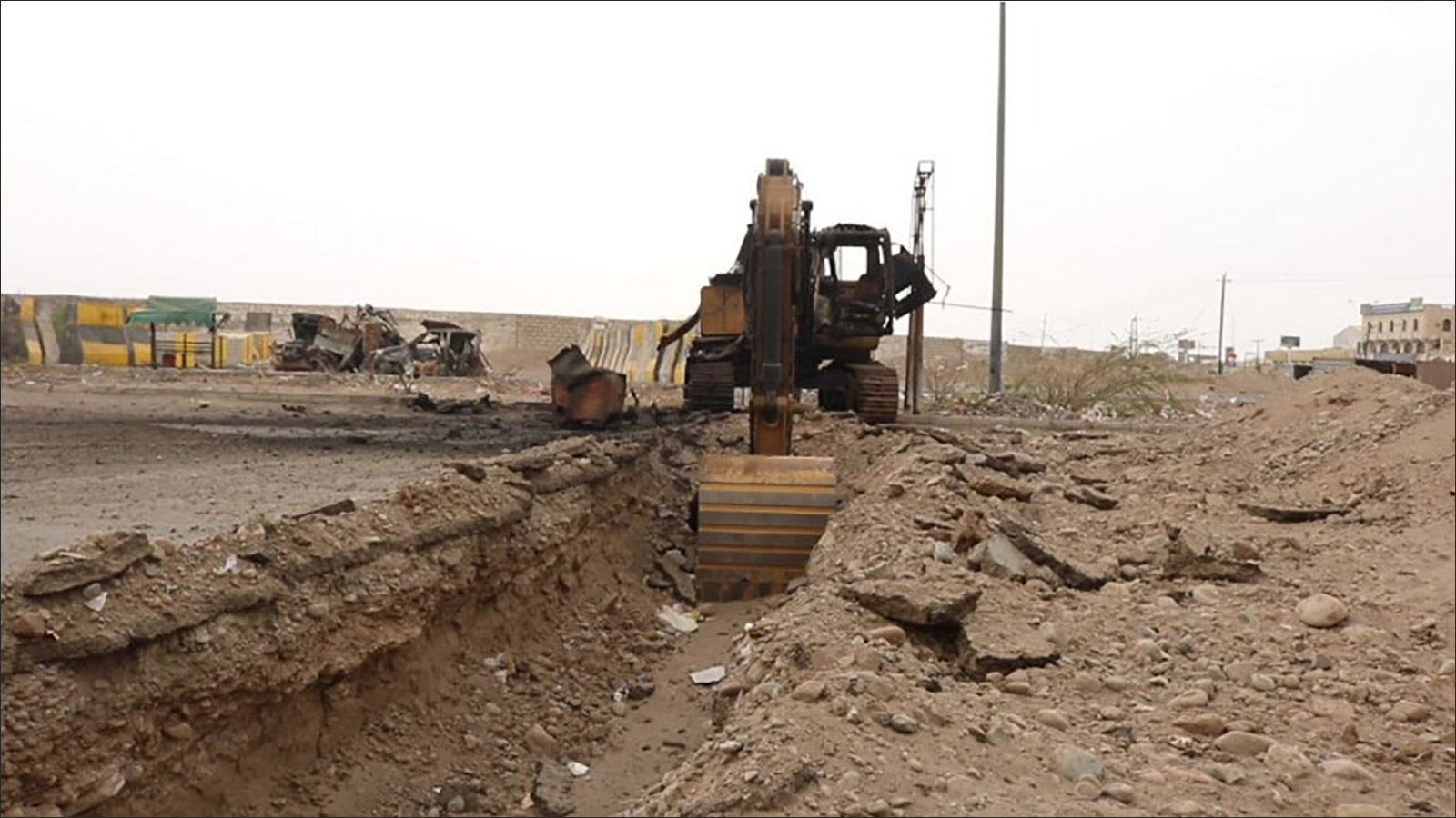 خنادق يحفرها الحوثيون في الشوارع الجنوبية للحديدة تسببت بتدمير شبكات المياه والصرف الصحي (الجزيرة نت)
