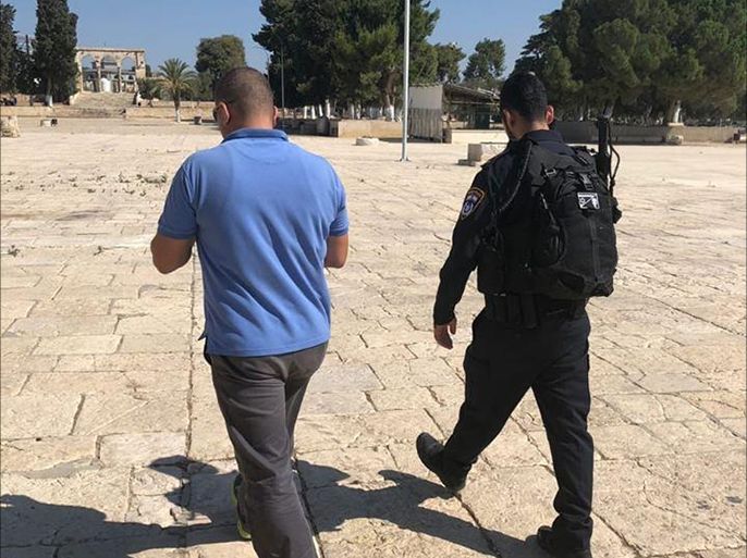 أفرجت شرطة الاحتلال عن أربعة من موظفي دائرة الاوقاف الإسلامية بشرط الإبعاد عن المسجد الاقصى لمدة أسبوعين