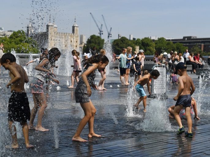epa06930798 Children cool off in the fountains by the River Thames in London, Britain, 06 August 2018. Media reports on 06 August 2018 state that Europe is currently in the middle of a heatwave with European temperature records possibly broken in the coming days. EPA-EFE/FACUNDO ARRIZABALAGA