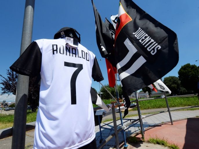 A Juventus' jersey with the name of Cristiano Ronaldo is exhibited in a shop in Turin, Italy July 7, 2018. REUTERS/Massimo Pinca
