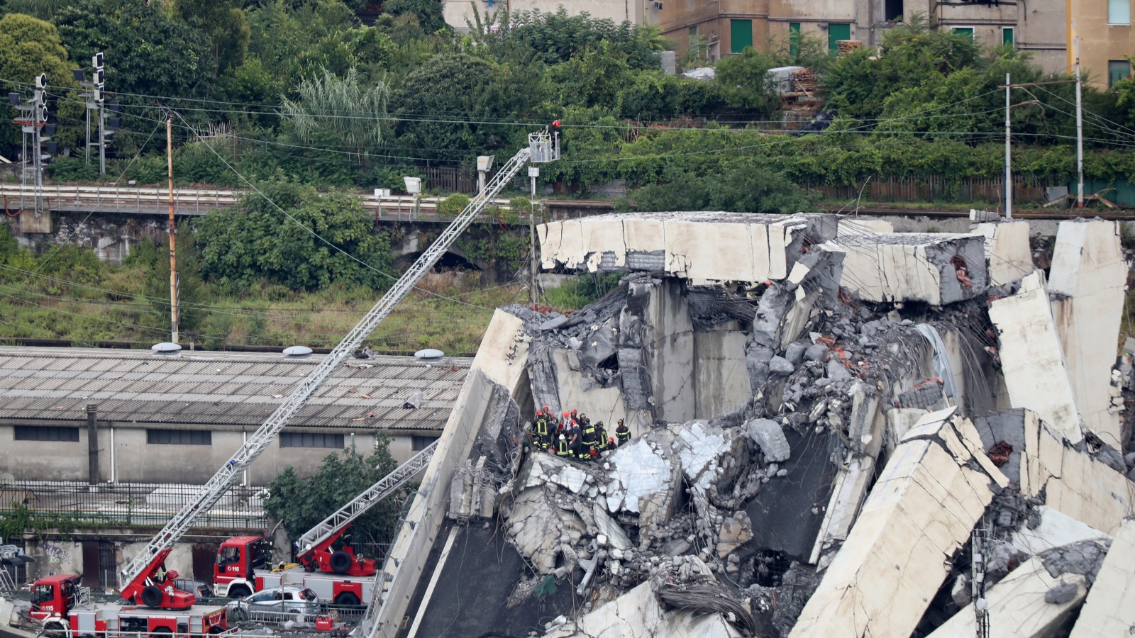 ‪انهار من الجسر مئتا متر وعمال الإنقاذ واصلوا البحث عن الضحايا تحت الأنقاض‬ (رويترز)