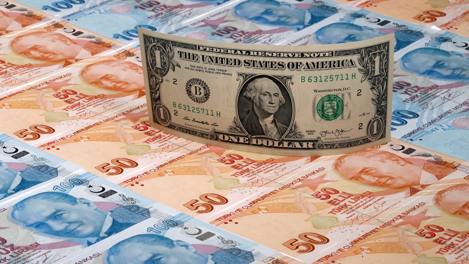 ‪فقدت الليرة التركية 5% من قيمتها هذا الشهر مقابل الدولار‬  (رويترز)