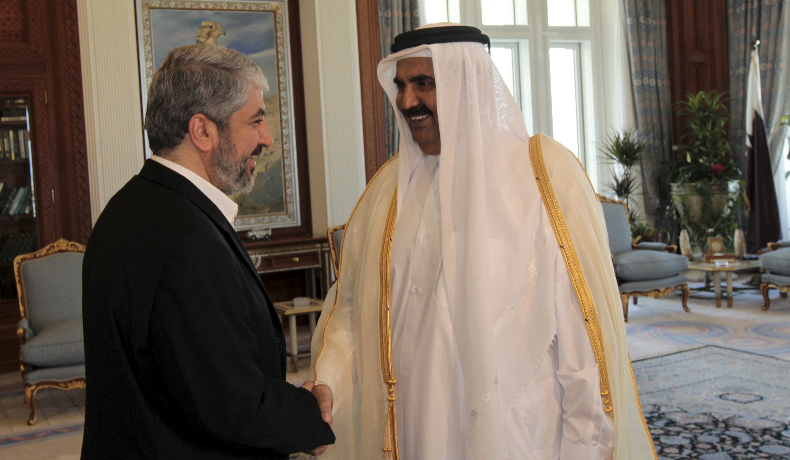 الأمير القطري الوالد حمد بن خليفة آل ثاني مع رئيس المكتب السياسي لحماس خالد مشعل (رويترز)