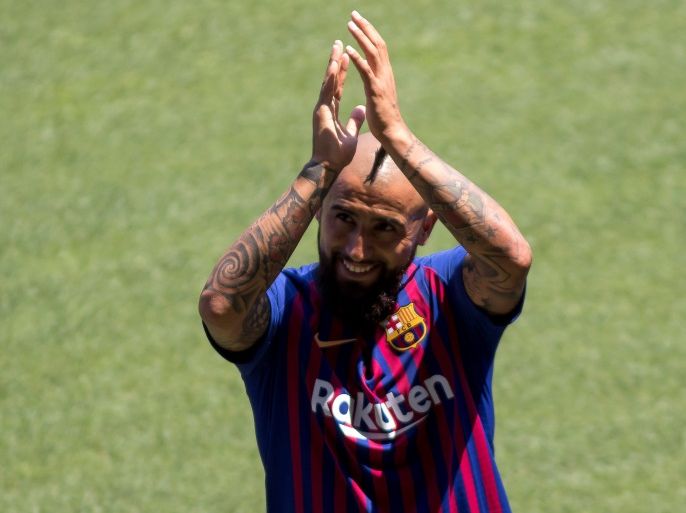 Soccer Football - FC Barcelona's Arturo Vidal Presentation - Camp Nou, Barcelona, Spain - August 6, 2018 Barcelona's Arturo Vidal gestures during presentation REUTERS/Albert Salame