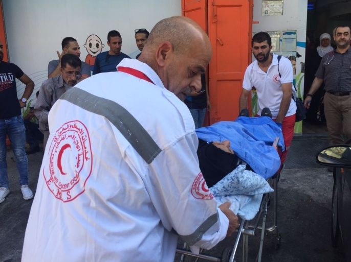 إسعاف أحد الجرحى في اقتحام الاحتلال لمركز عين اللوزة الطبي في حي سلوان بالقدس