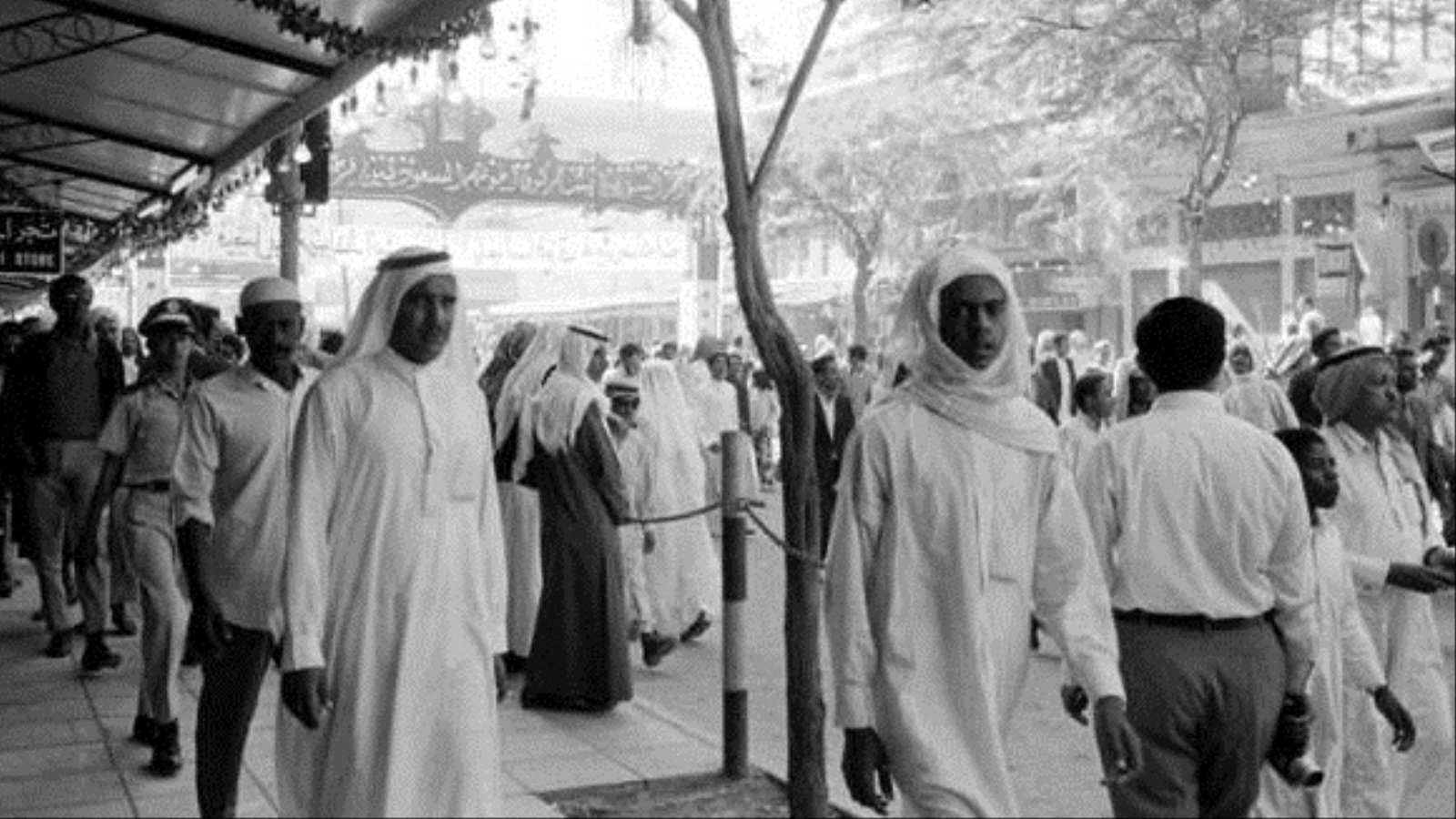 كانت سياسات الدولة الريعيّة السعوديّة ليس فقط المُكرّس الأول للتخلف الاجتماعي وأمراض المجتمع المستعصية، بل ومن أمدته بأساسات اقتصاديّة وقيميّة متينة.