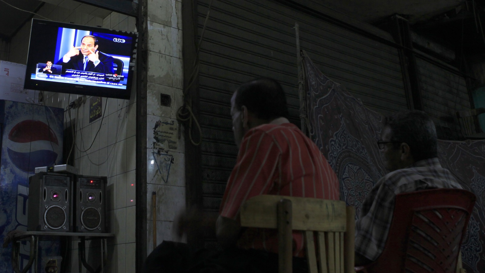 ‪الإعلام المصري تحول إلى أداة دعائية للنظام‬ الإعلام المصري تحول إلى أداة دعائية للنظام (رويترز)