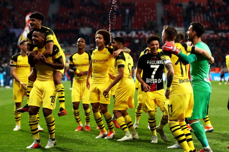 LEVERKUSEN, GERMANY - SEPTEMBER 29: Borussia Dortmund players celebrate their 2-4 victory after the Bundesliga match between Bayer 04 Leverkusen and Borussia Dortmund at BayArena on September 29, 2018 in Leverkusen, Germany. (Photo by Lars Baron/Bongarts/Getty Images)
