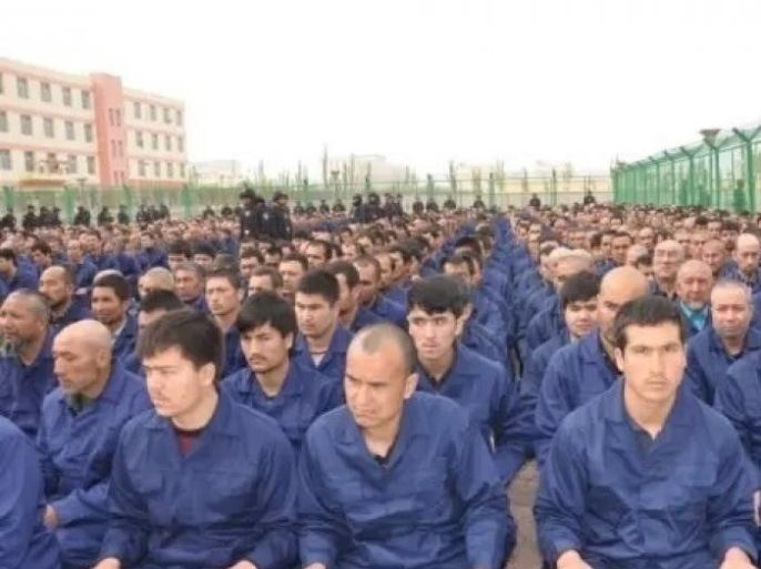 منشور حكومي على مواقع التواصل الاجتماعي في أبريل/نيسان 2017 يظهر معتقلين في معسكر تثقيف سياسي في مقاطعة هوتان، مديرية هوتان، سنجان.
