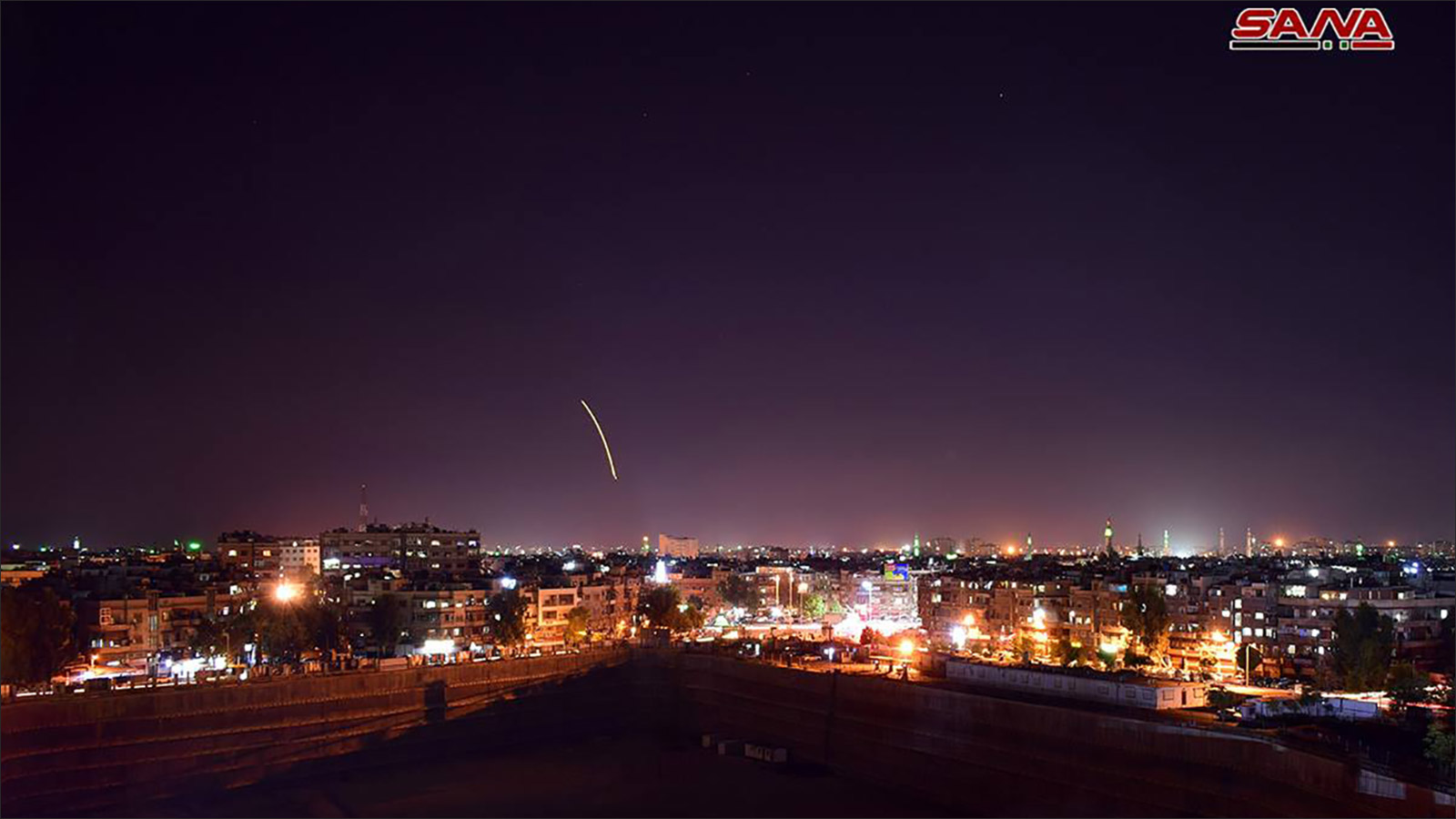 ‪صورة نشرتها وكالة سانا لما قالت إنه تصدي الجيش السوري لصواريخ إسرائيلية استهدفت مطار دمشق الدولي‬ (مواقع التواصل الاجتماعي)