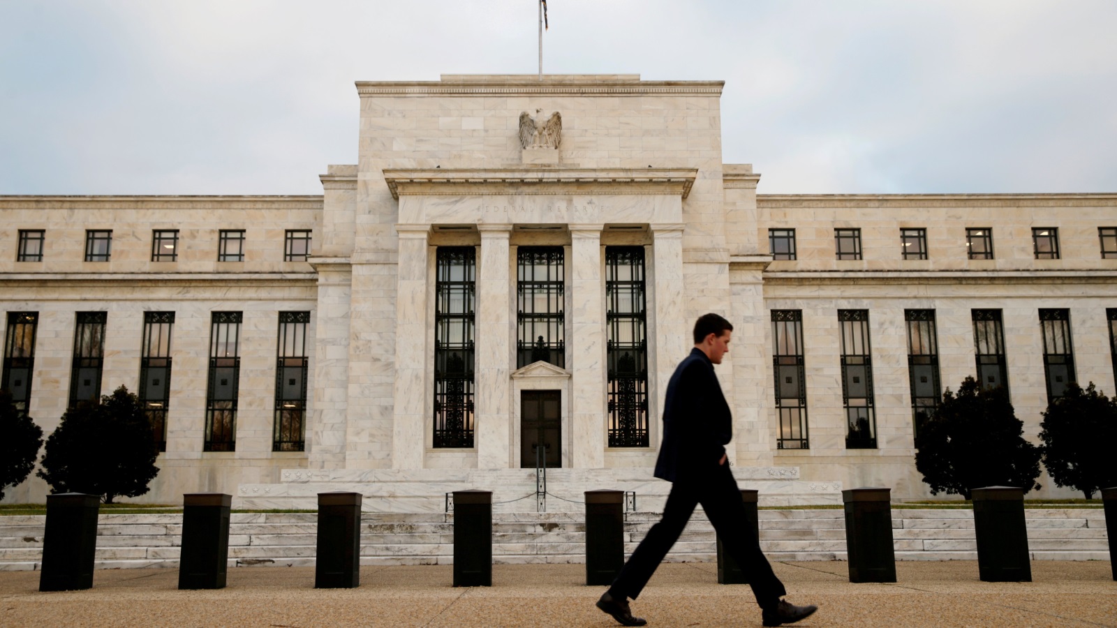 ‪ترامب دعا مرة أخرى البنك المركزي الأميركي إلى خفض أسعار الفائدة لدعم الاقتصاد‬ (رويترز)