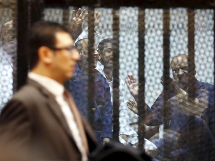 Muslim Brotherhood leaders shout solgan behind bars after them trial at a court in the outskirts of Cairo, April 21, 2015. An Egyptian court sentenced 12 Muslim Brotherhood leaders to 20 years in prison without parole on Tuesday for the killing of protesters in December 2012, in a decision broadcast on state television. REUTERS/Amr Abdallah Dalsh TPX IMAGES OF THE DAY