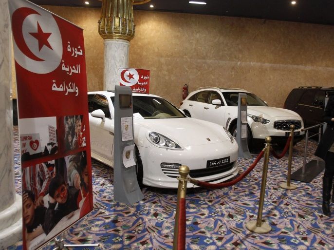 Tunisians look at a car during an exhibition and sale of the property of ousted President Zine El Abidine Ben Ali in Tunis December 23, 2012. REUTERS/Zoubeir Souissi (TUNISIA - Tags: POLITICS)