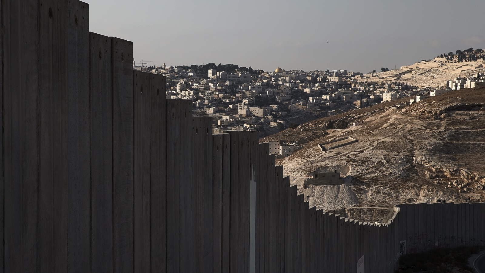 أوسلو عزلت القدس سياسيا وجغرافيا عن محيطها الفلسطيني (رويترز)