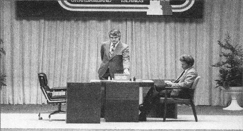 لحظة تاريخية يجلس فيها بوريس سباسكي وحيدا أمام كرسي بوبي فيشر الفارغ بالمباراة النهائية لبطولة العالم للشطرنج (مواقع التواصل)