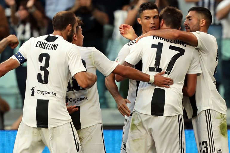 TURIN, ITALY - SEPTEMBER 29: Mario Mandzukic of Juventus celebrates with teammates Emre Can and Cristiano Ronaldo after scoring the equalizer during the Serie A match between Juventus and SSC Napoli at Allianz Stadium on September 29, 2018 in Turin, Italy. (Photo by Gabriele Maltinti/Getty Images )