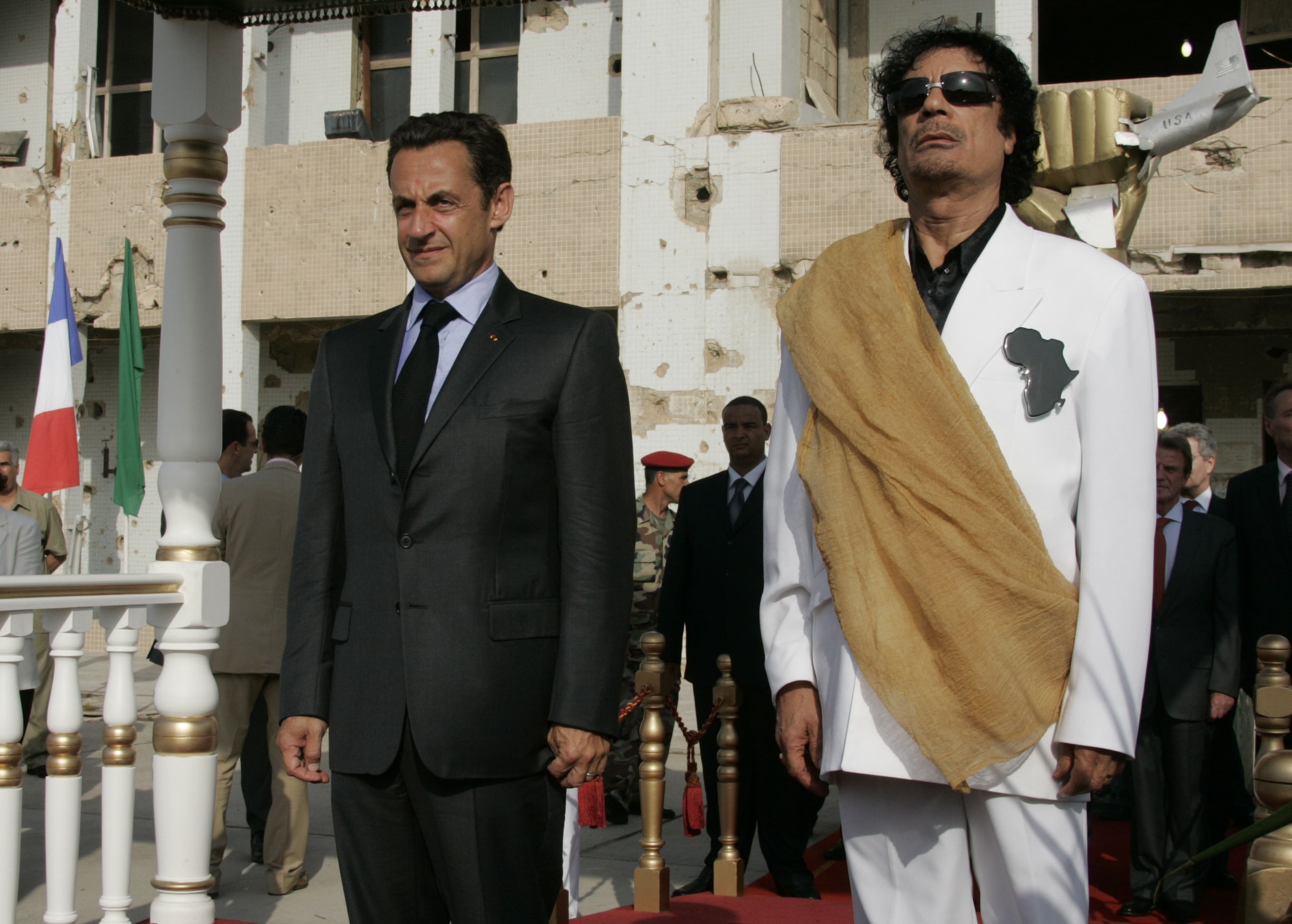 معمر القذافي ونيكولا ساركوزي (رويترز)