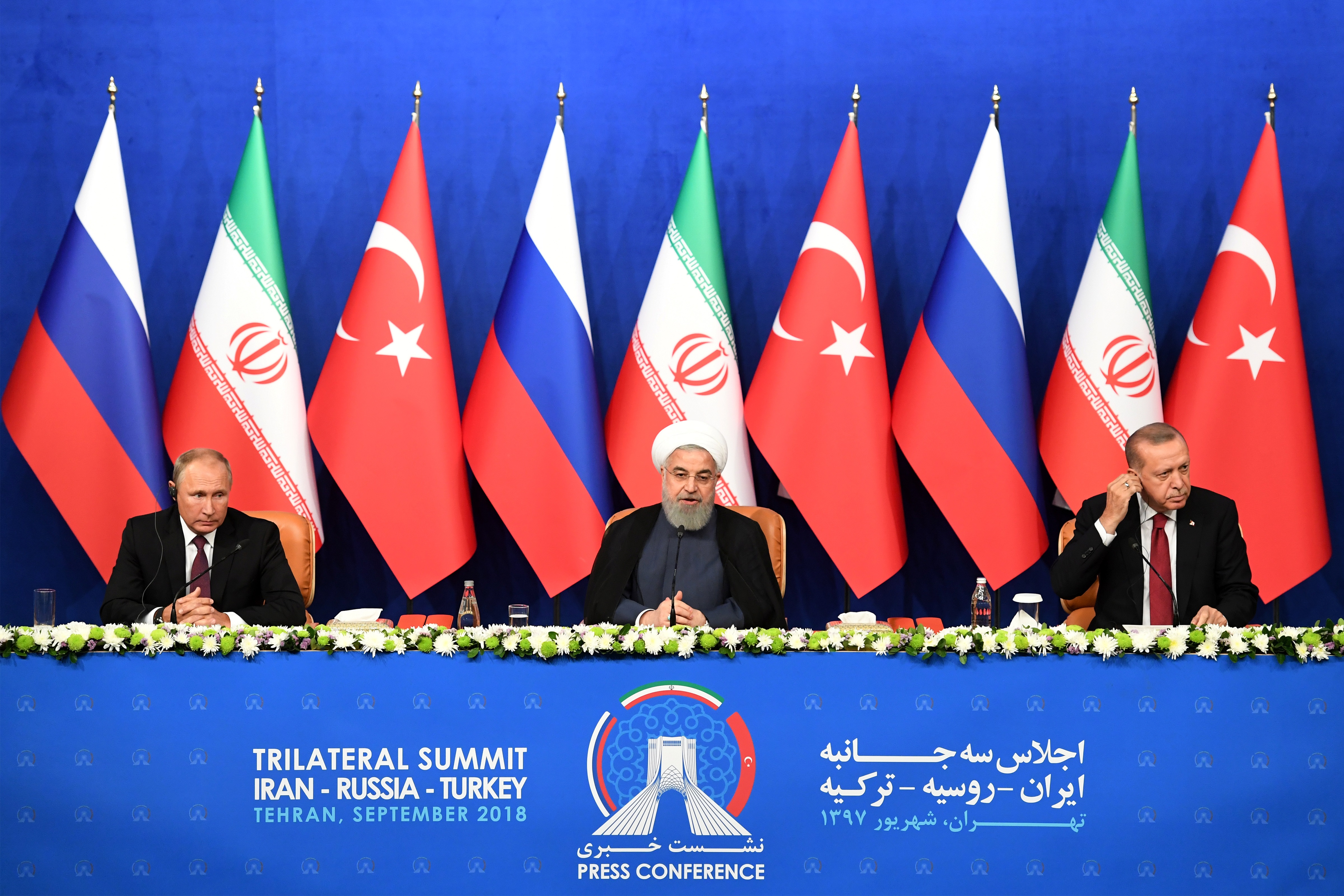 الرئيس التركي مع الرئيس الروسي والرئيس الإيراني (رويترز)
