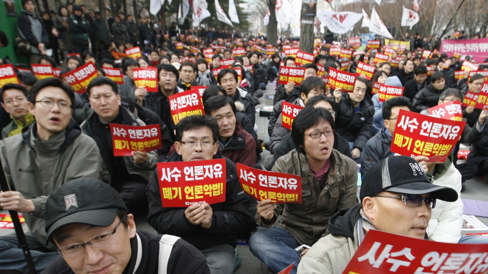 التقارب والتكافل بين الحكومة والتشيبول يلقى معارضة داخل كوريا أخرها الاحتجاجات التي عمت أرجاء البلاد والتي سلطت الضوء على العلاقة الحميمة التي تجمع النخبة السياسية بالشركات الكبرى