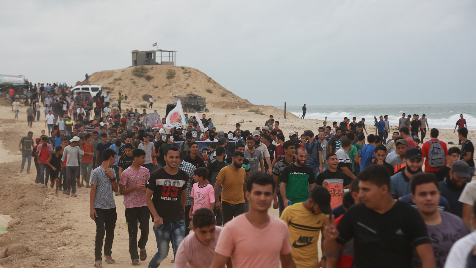 ‪متظاهرون يتوافدون إلى موقع انطلاق المسير البحري الأسبوعي‬ (الجزيرة نت)