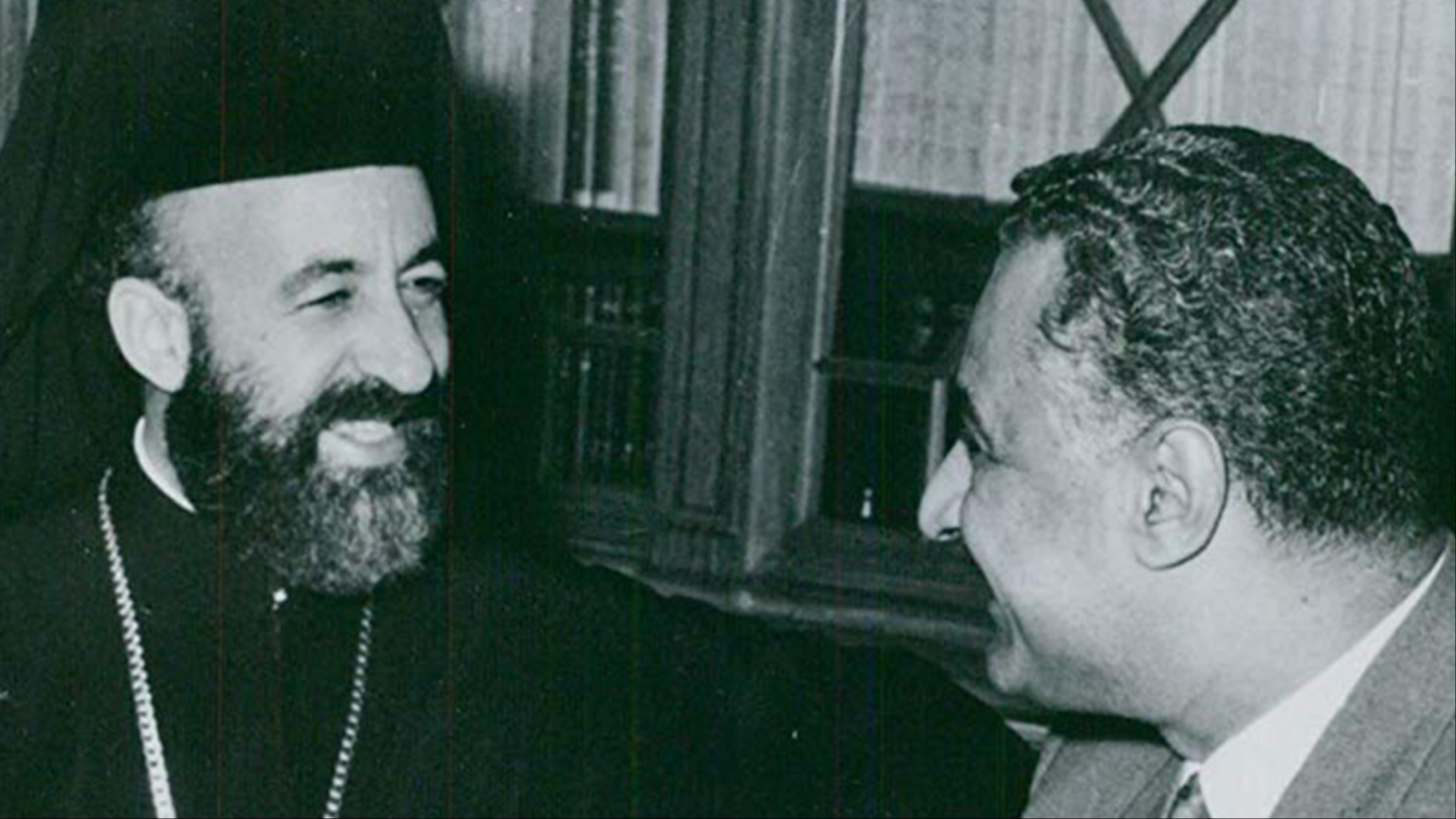 عندما تعرض الأسقف مكاريوس لحادث اعتداء خلال جولة في قبرص تكرم الرئيس أنور السادات وبعث له بسيارة محصنة ضد الرصاص