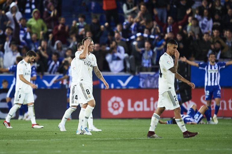 VITORIA-GASTEIZ, SPAIN - OCTOBER 06: Toni Kroos of Real Madrid CF reacts after loosing against Deportivo Alaves during the La Liga match between Deportivo Alaves and Real Madrid CF at Estadio de Mendizorroza on October 6, 2018 in Vitoria-Gasteiz, Spain. (Photo by Juan Manuel Serrano Arce/Getty Images)