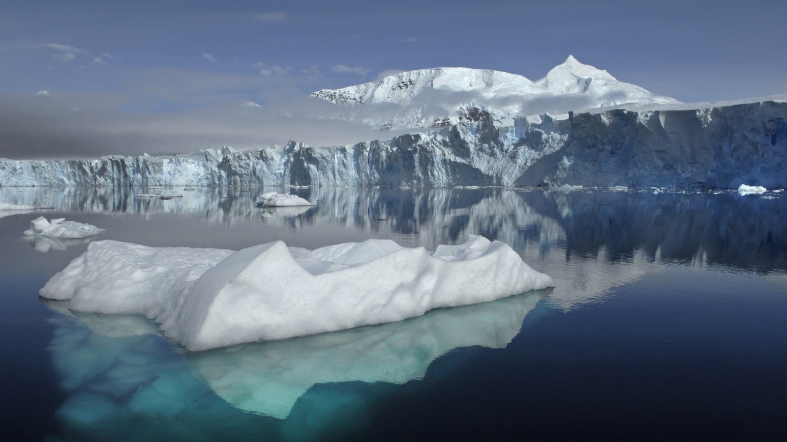 ذوبان جليد القطب الجنوبي يهدد بحلقات متتابعة من الآثار التي قد تزيد ارتفاع حرارة الأرض أكثر من المتوقع (رويترز)
