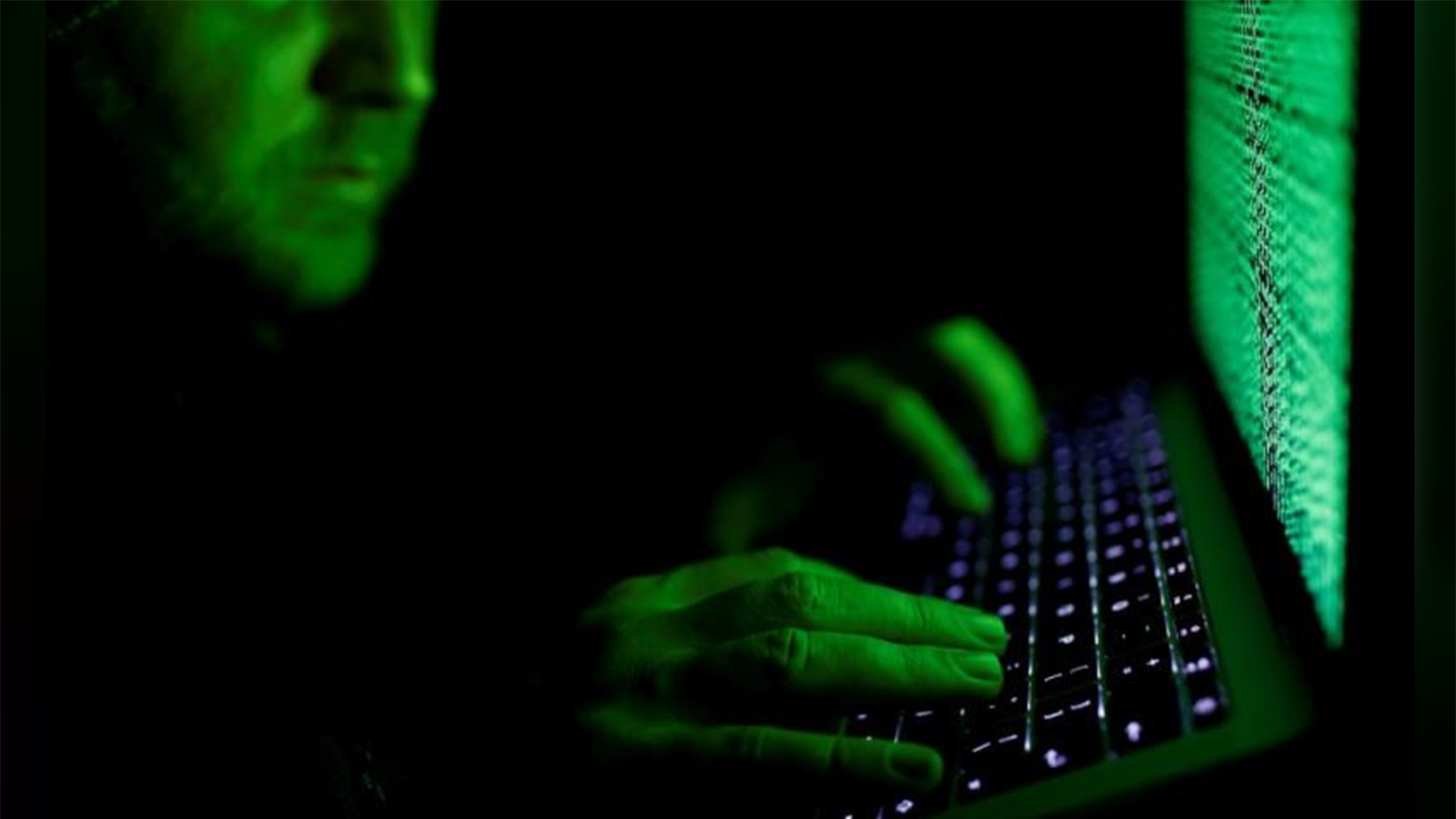 ‪الكشف عن استخدام برنامج إلكتروني للتجسس على معارضين ونشطاء عرب يأتي في وقت زادت فيه مخاطر الهجمات الإلكترونية في العالم‬ (رويترز)