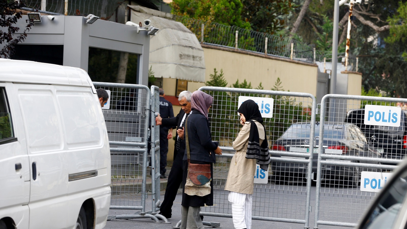 ‪خطيبة الإعلامي السعودي وصديقتها تقفان أمام بوابة القنصلية السعودية في إسطنبول‬ (رويترز)