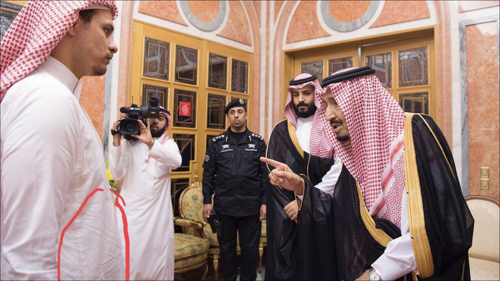 الملك سلمان يعزي ابن خاشقجي في القصر الملكي (مواقع التواصل الاجتماعي)