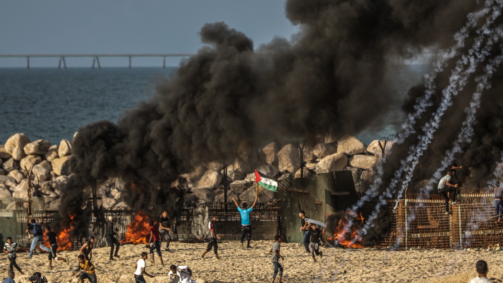 ‪جانب من الحراك على الأرض الذي ترافق مع المسير البحري الـ12 بداية الأسبوع الجاري للمطالبة بكسر الحصار على غزة‬ (الأناضول)