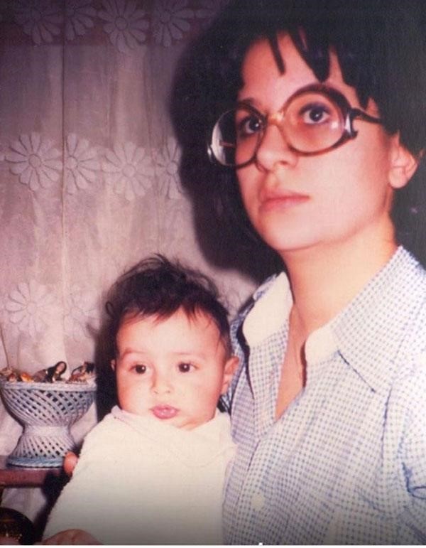 
أحمد الفيشاوي طفلا مع والدته سُمية الألفي (مواقع التواصل)
