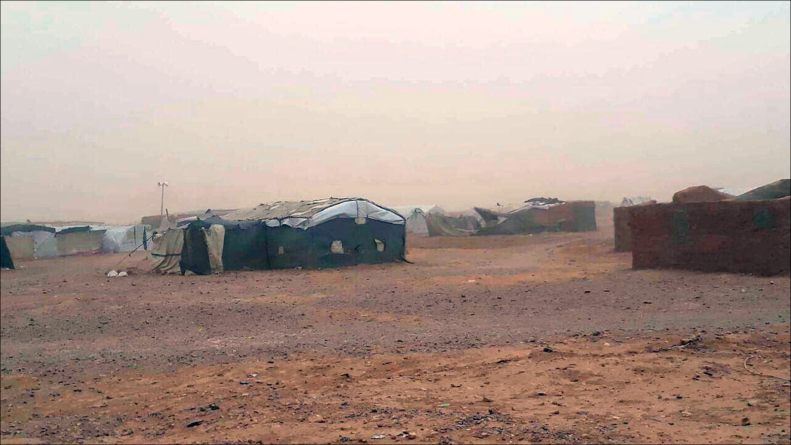 ‪خيام لاجئين في مخيم الركبان‬ (الجزيرة)