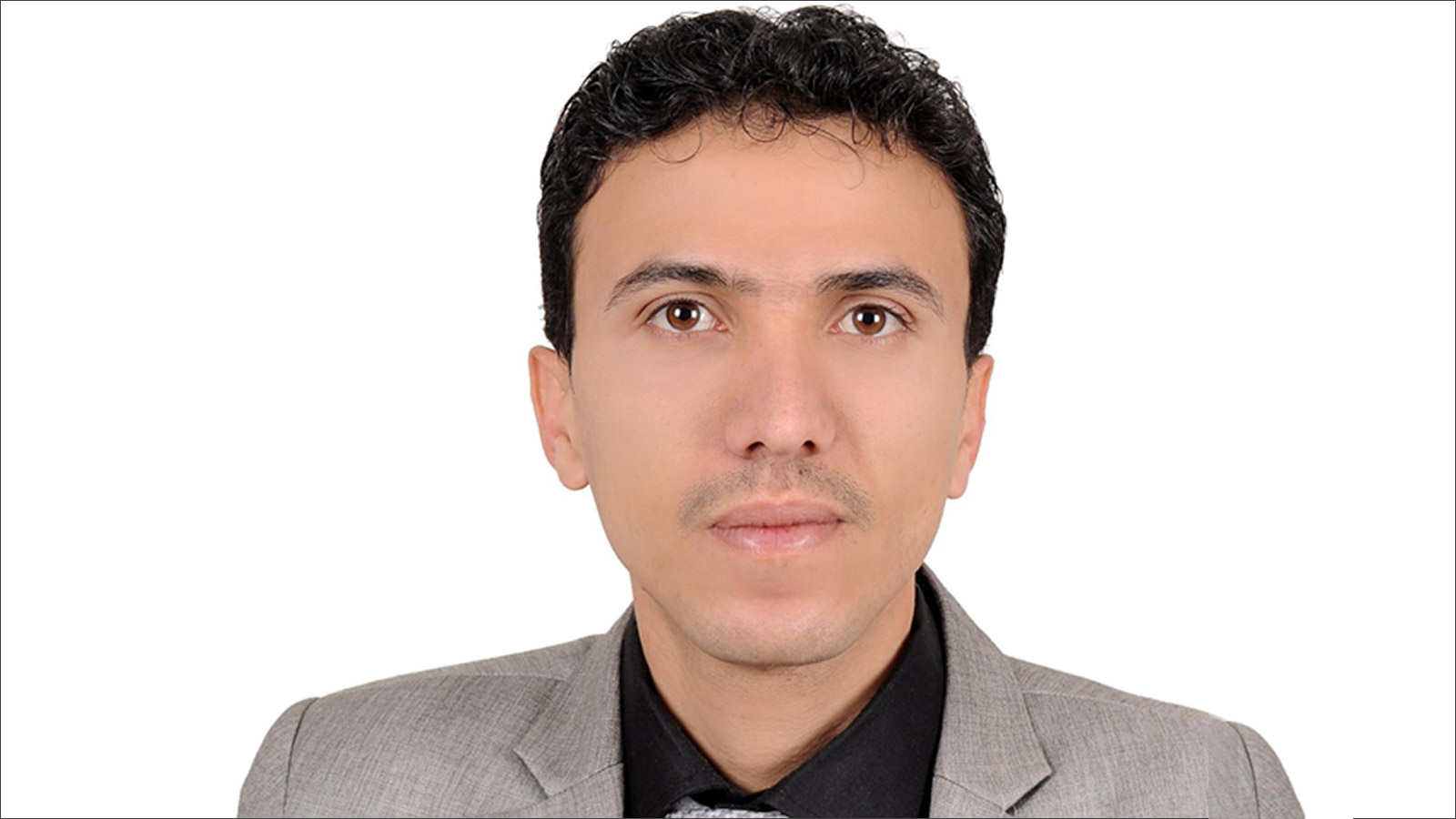 ‪حسام السعيدي: الاقتصاد المتدهور في اليمن هو أولى بتدفق الأموال اليمنية‬ (الجزيرة)