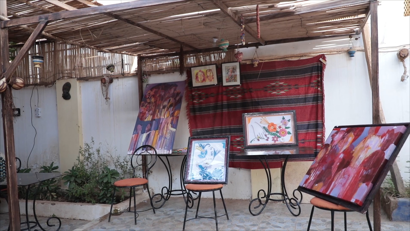 لوحات فنية وتشكيلية داخل مطعم حكايتنا السوري في الخرطوم(الجزيرة)