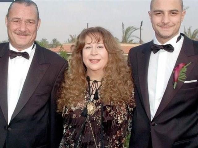 
أحمد الفيشاوي مع والديه (مواقع التواصل)
