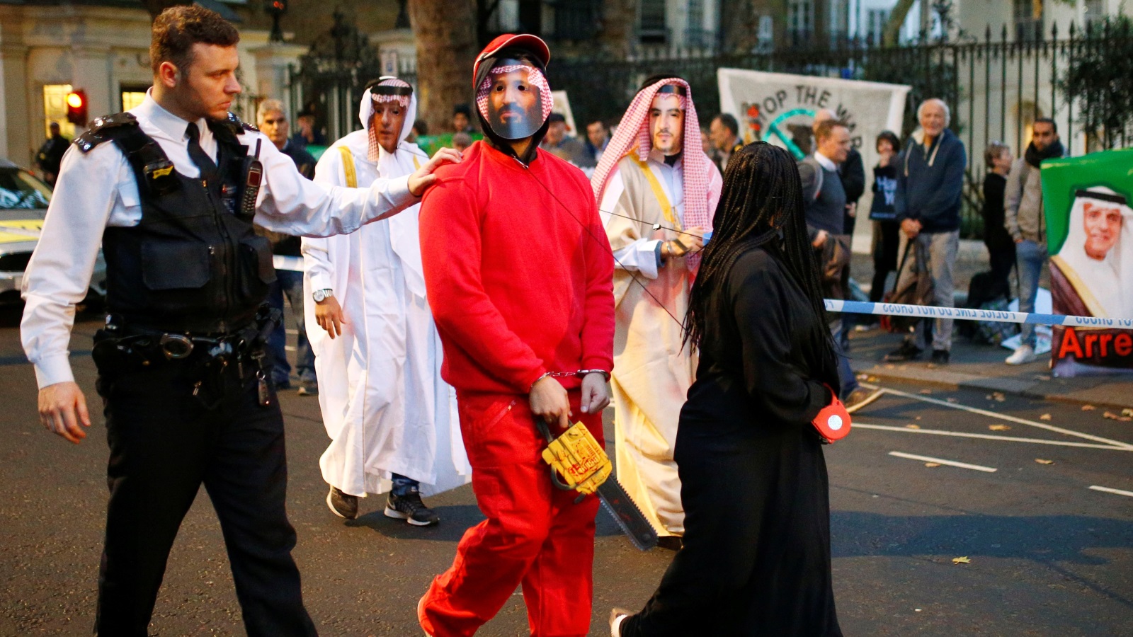‪متظاهرون بريطانيون يلبسون أقنعة لمسؤولين سعوديين يتهمونهم بقتل جمال خاشقجي‬ (رويترز)