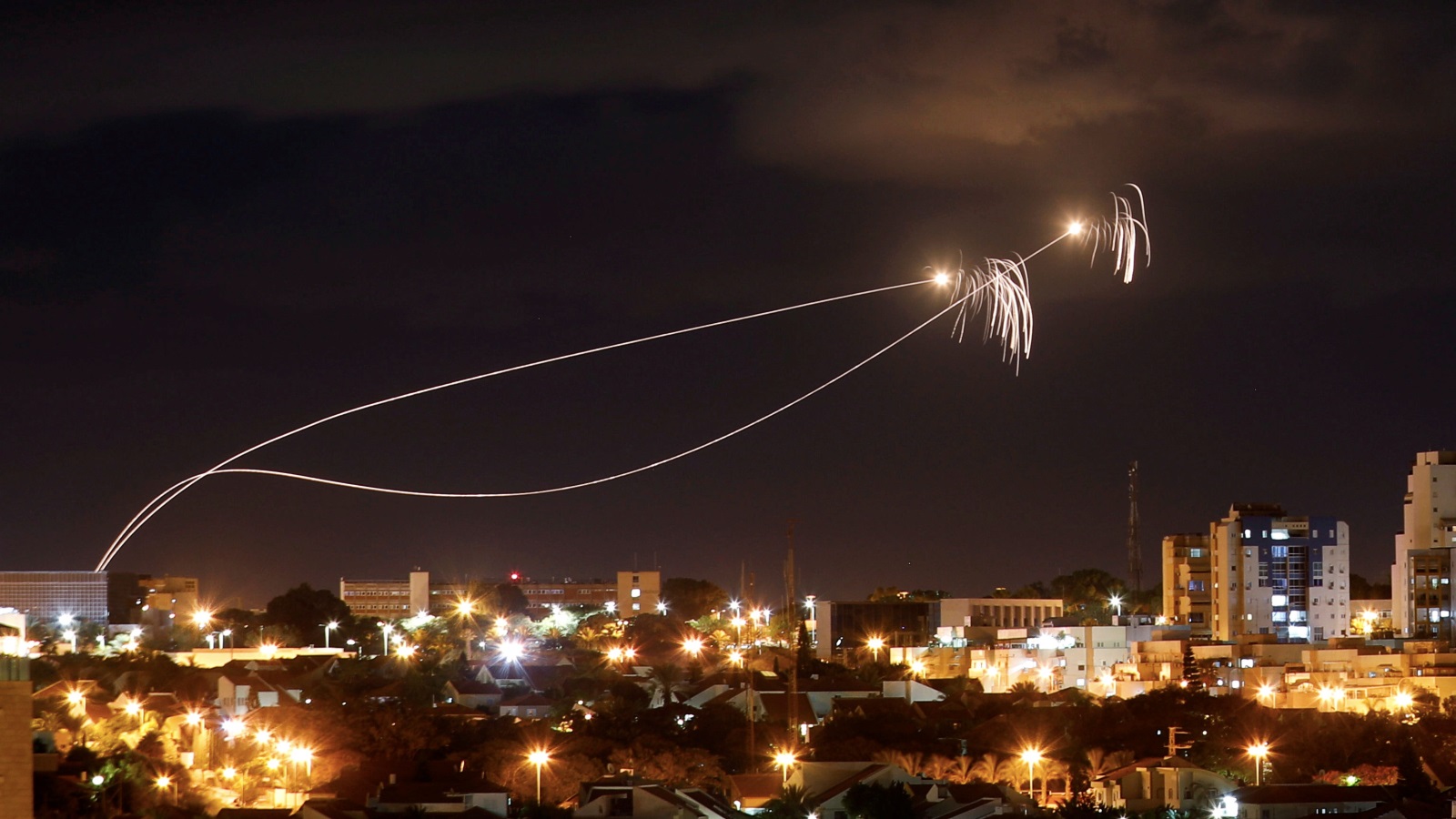 ‪صورة ملتقطة من مدينة عسقلان تظهر تصدي القبة الحديدية لصواريخ أطلقت من قطاع غزة‬ (رويترز)