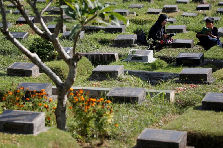Muslims pray at the grave of a loved one during the second day of Eid al-Fitr celebrations marking the end of the holy fasting month of Ramadan in Jakarta, Indonesia, June 26, 2017. REUTERS/Agoes Rudianto