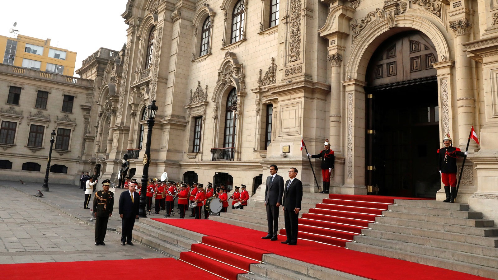 أمير قطر في ضيافة رئيس بيرو مارتن فيزكارا (رويترز)