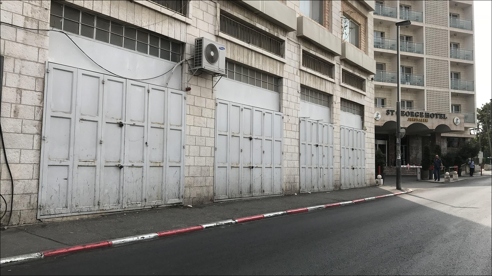 المحلات التجارية في القدس المحتلة أغلقت أبوابها استجابة لقرار الإضراب (الجزيرة)