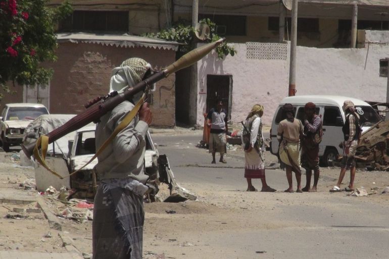 Armed members of the separatist Southern Movement secure a street in Yemen's southern port city of Aden March 18, 2015. Yemen's President Abd-Rabbu Mansour Hadi has resumed official duties from Aden, where he fled last month after Houthi fighters put him under house arrest in Sanaa when they stormed his private residence and the presidency compound in January. REUTERS/Stringer (YEMEN - Tags: CIVIL UNREST POLITICS)